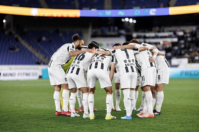 서울 선수들이 15일 울산과 원정경기 직전 동그랗게 모여 선전을 다짐하고 있다. 사진제공｜한국프로축구연맹