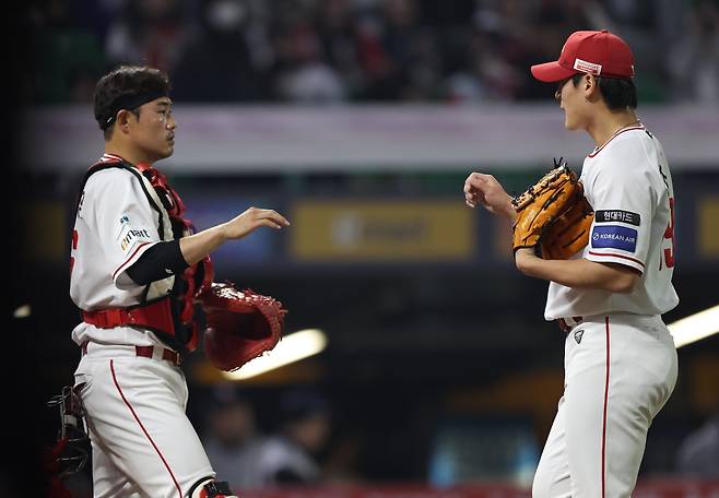 SSG 조병현(오른쪽)은 지난해 커리어하이에 만족하지 않는다. 올해 동료의 다양한 노하우를 접하며 더 위력적인 공을 던지려고 한다. 뉴시스