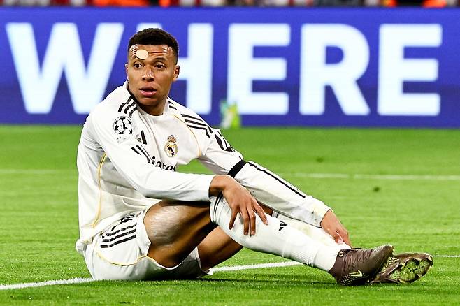 레알 마드리드 킬리안 음바페가 16일 UCL 8강 2차전에서 바이에른 뮌헨을 맞아 경기 중 그라운드에 주저앉아 있다. EPA연합뉴스