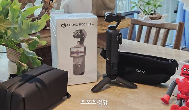 DJI 오즈모 포켓4(Osmo Pocket 4). 크리에이터 콤보 패키지.  고도화된 초박형 짐벌 기능을 지닌 액션캠 모델이다. 사진 | 손재철기자