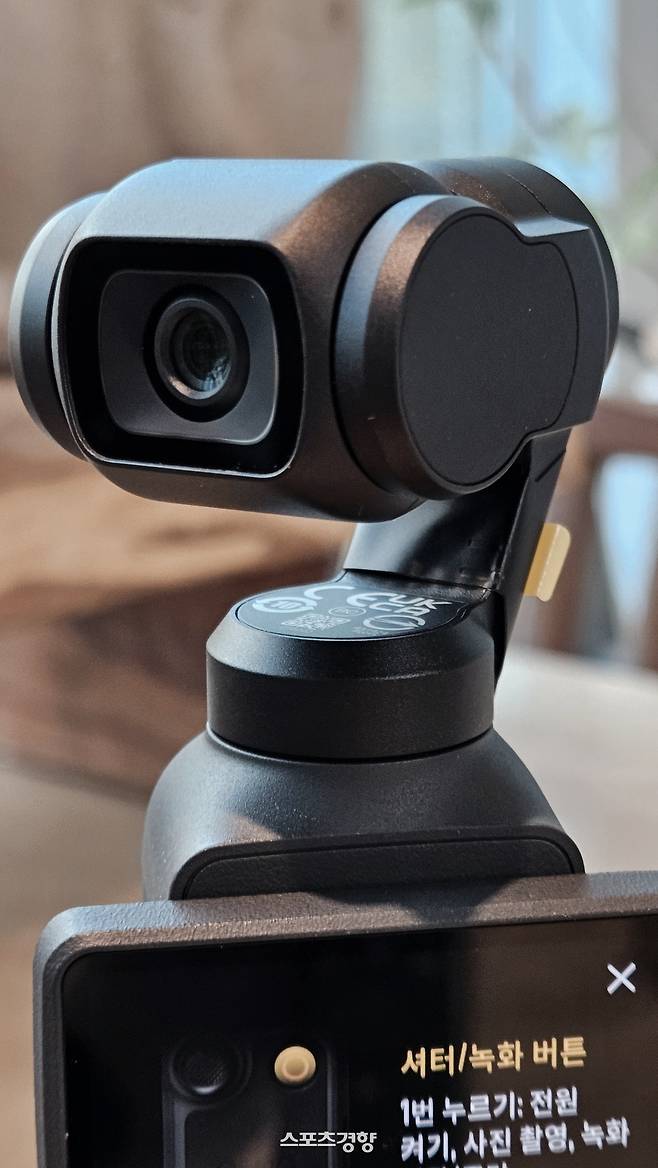 오즈모 포켓4 카메라 헤드. 전후좌우 스스로 피사체를 추적 이동되며, 본체 조이스틱으로 별도 조정된다. 대용량 CMOS 센서로 들어오는 첫 관문인 와이드한 렌즈다. 사진 | 손재철기자