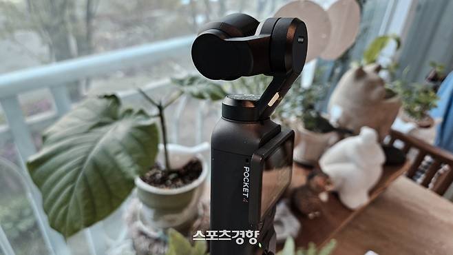 오즈모 포켓4. 기계설계적으로 야무지고 완벽한 만듦새를 보이고 있다. 사진 | 손재철기자