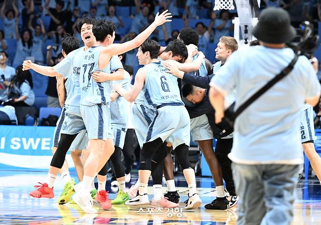 4강 PO 진출에 기뻐하는 소노 선수들 | KBL 제공