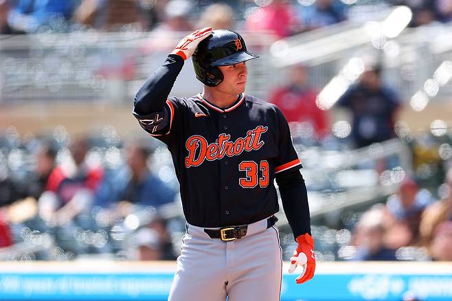 디트로이트 콜트 키스가 머리를 두드리며 주심의 스트라이크 판정에 ABS 판독을 신청하고 있다. 게티이미지