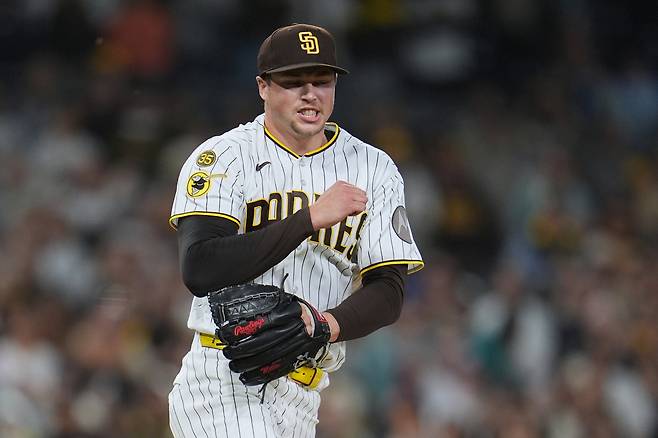 샌디에이고 메이슨 밀러가 17일 시애틀전에서 9회초 삼진을 잡아낸 뒤 주먹을 불끈 쥐고 있다. AP연합뉴스