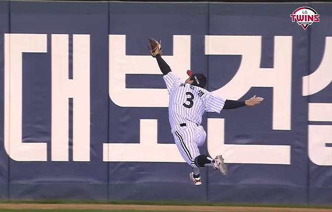 ▲ LG 최원영이 몸을 날리는 수비로 실점 위기를 막아냈다.