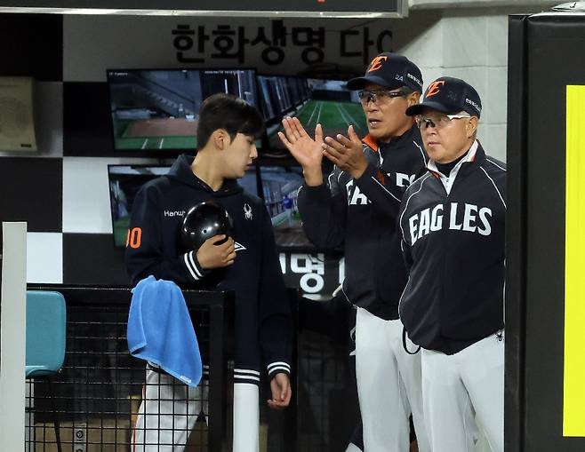 ▲ 한화 벤치의 모습. 김경문 감독과 양승관 수석코치가 보인다. ⓒ연합뉴스