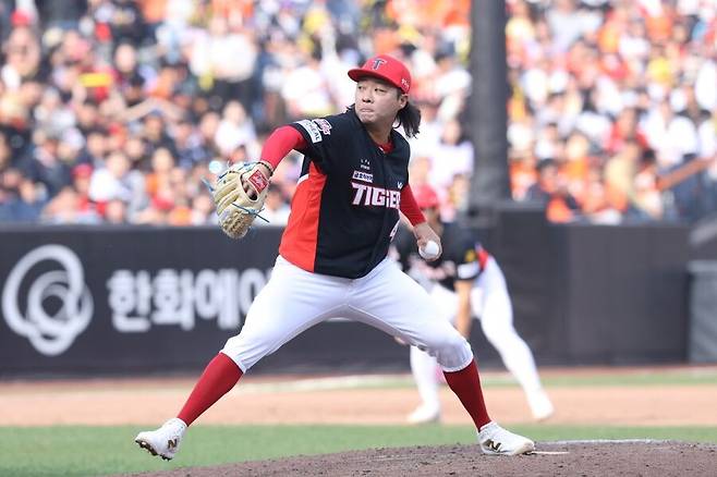 ▲ 개막전 악몽 이후 단 1점도 허용하지 않는 투구로 3년 20억 원의 계약 가치를 증명하고 있는 김범수 ⓒKIA타이거즈