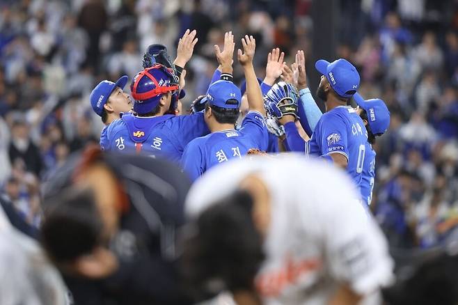 ▲ 승리 세리머니 중인 삼성 라이온즈 선수들 ⓒ삼성 라이온즈