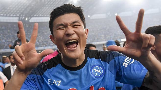 ▲ 2022년 김민재는 SSC 나폴리로 이적해 또 한 번 커리어 전환점을 맞았다. 유럽축구연맹 리그 랭킹 4위인 이탈리아 세리에A도 그에겐 조금 비좁았다. 한 시즌 만에 나폴리 붙박이 주전을 넘어 빗장수비의 나라를&nbsp;‘지배하는'&nbsp;센터백으로 진화하는 데 성공했다. 나폴리 소속으로 33년 만에 팀의&nbsp;리그 우승을 이끌어 구단 역사에 제 이름을 선명히 새겼다. 세리에A 최고&nbsp;수비수상도 그의 몫이었다. 아울러 발롱도르 후보에도 올라 월드클래스 센터백으로서 위상을 입증했다. ⓒ 'Eurosport'