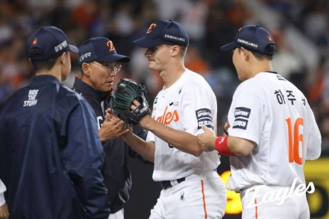 한화 이글스 새 외국인 투수 잭 쿠싱(가운데)이 16일 대전 한화생명볼파크에서 열린 삼성 라이온즈와 시즌 3차전에서 9회초 등판해 투구를 마친 뒤 코치진의 환영을 받으며 더그아웃으로 향하고 있다. /사진=한화 이글스 제공