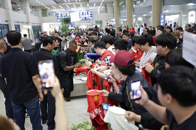 16일 인천국제공항을 통해 입국한 맨체스터 유나이티드·프랑스 국가대표 출신 파트리스 에브라. /사진=슛포러브 제공