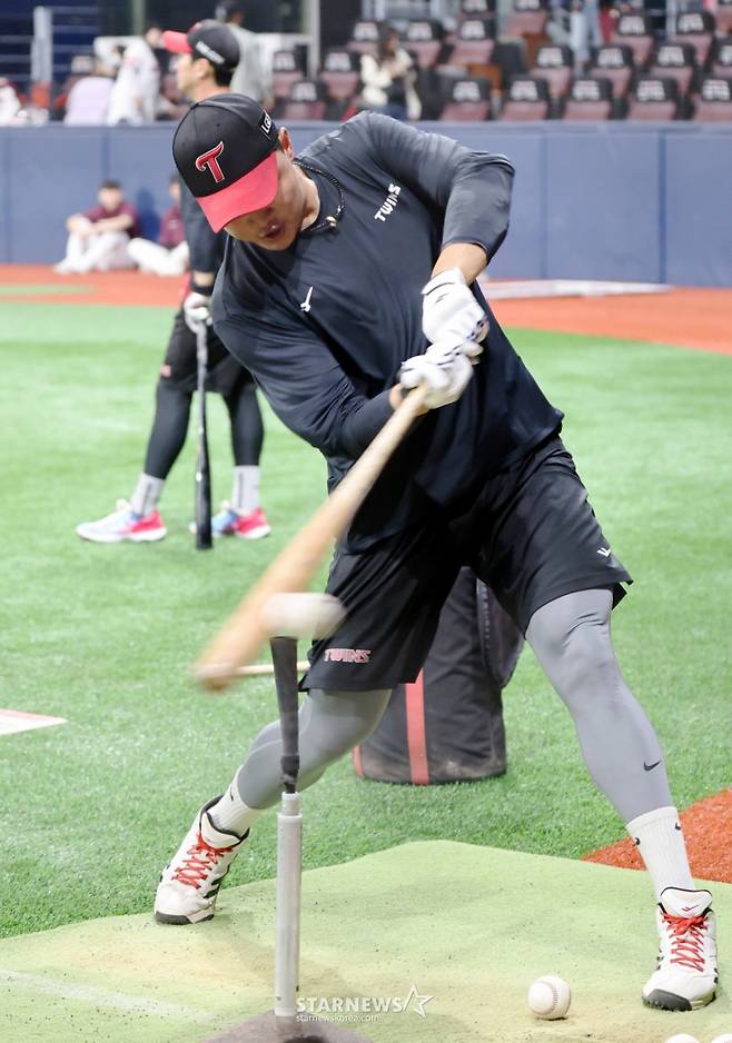'잠실빅보이' 이재원이 4일 고척스카이돔에서 열린 2026KBO리그 키움히어로즈와 LG트윈스 경기를 앞두고 타격훈련을 하고 있다. /사진=강영조 선임기자