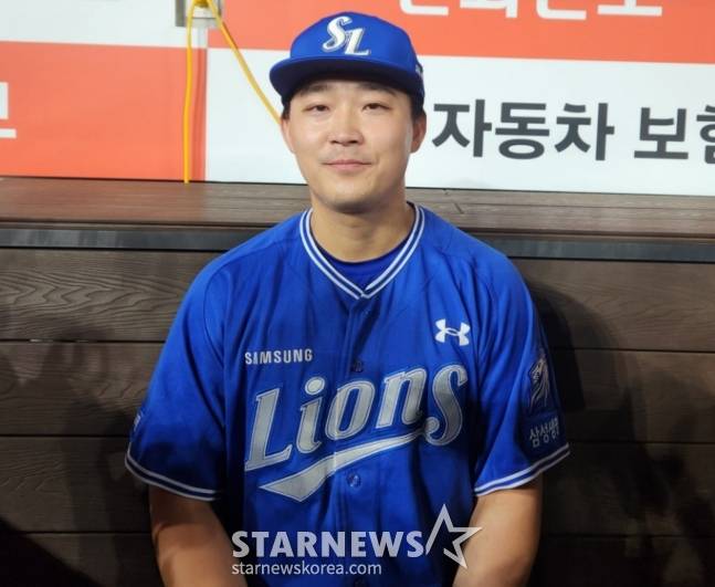삼성 전병우가 16일 승리를 거둔 뒤 취재진과 인터뷰를 하고 있다. /사진=안호근 기자