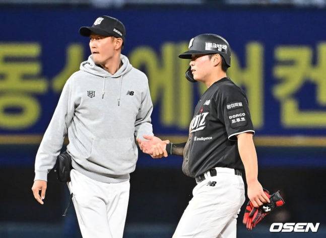 류현인(오른쪽)이 고통스러워하는 모습.