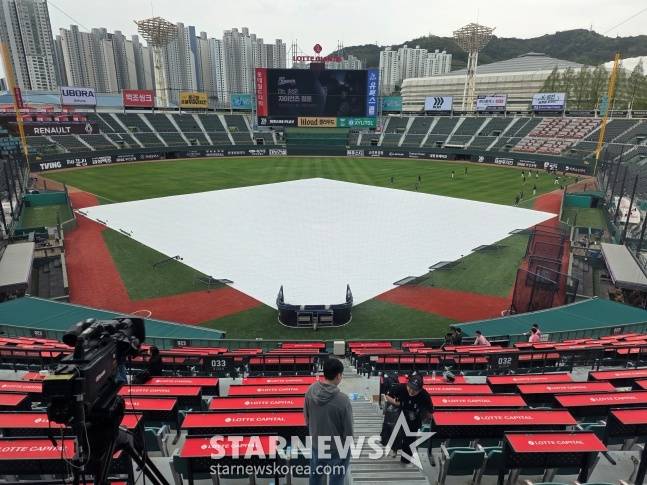 17일 부산 한화-롯데전이 예고된 사직야구장에 비가 내리고 있다. /사진=김동윤 기자