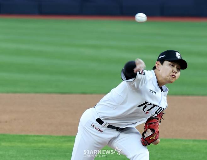 [한번에쓱] '키움전 선발나선' 소형준,  1회 만루위기 넘겼다