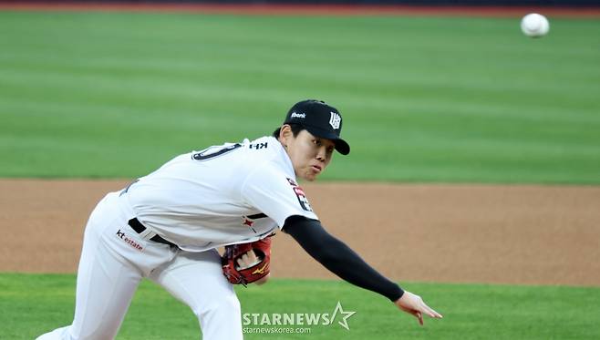 [한번에쓱] '키움전 선발나선' 소형준,  1회 만루위기 넘겼다