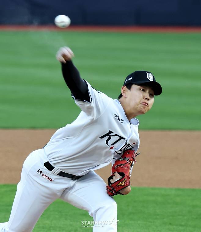 [한번에쓱] '키움전 선발나선' 소형준,  1회 만루위기 넘겼다