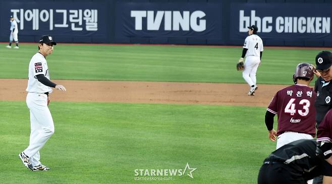 [한번에쓱] '키움전 선발나선' 소형준,  1회 만루위기 넘겼다