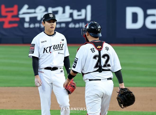 [한번에쓱] '키움전 선발나선' 소형준,  1회 만루위기 넘겼다