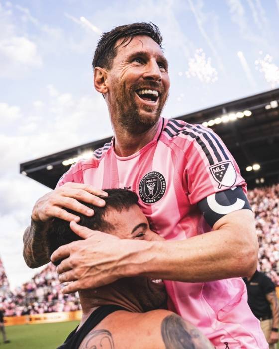 리오넬 메시(오른쪽)가 지난해 12월 미국 플로리다주의 체이스 스타디움에서 열린 2025 미국 메이저리그사커(MLS)컵 결승전 승리 후 동료의 품에 안겨 웃고 있다. /사진=인터 마이애미 공식 사회관계망서비스(SNS)