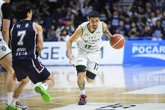 이선 알바노(오른쪽)가 17일 오후 7시 부산사직체육관에서 열린 2025~2026 LG전자 프로농구 6강 플레이오프 3차전 경기 중 드리블하고 있다. /사진=KBL 제공