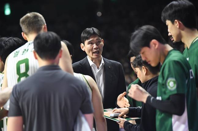 김주성(가운데) 원주DB 감독이 작전 지시하고 있다. /사진=KBL 제공