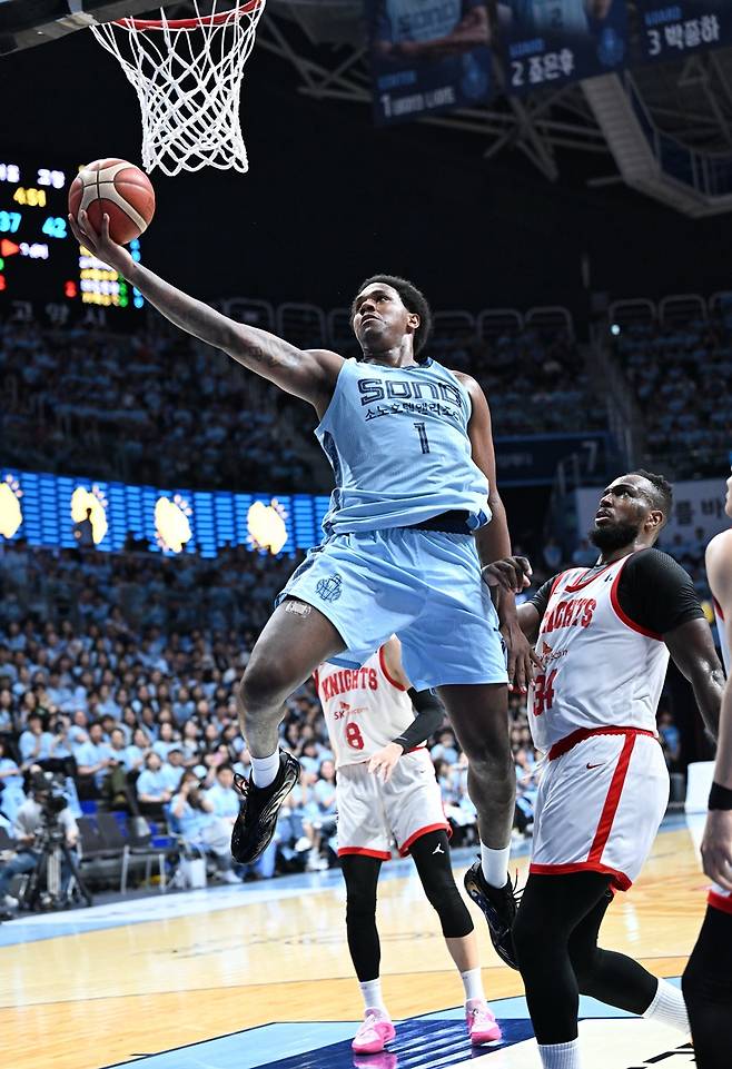 소노 나이트(가운데)가 16일 SK전에서 골밑슛을 하고 있다. /사진=KBL