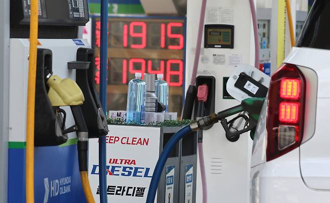 3차 석유 최고가격제 시행 첫날인 지난 4월 10일 부산 해운대구 한 주유소의 모습. 연합뉴스