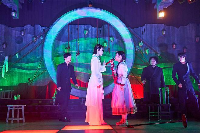 뮤지컬 <홍련>의 절정은 홍련의 고통받는 혼백을 씻겨 천도에 이를 수 있도록 끝까지 포기하지 않는 바리의 절규다. 마틴 엔터테인먼트 제공