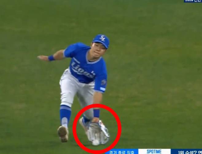 한화 이글스가 6연패에 빠진 가운데 누가 봐도 번복될 수 있는 판정에 대해 비디오 판독을 신청하지 않아 팬들이 크게 아쉬워하고 있다. 해당 플레이가 9회에 나왔다고 해도 벤치가 당연히 비디오 판독을 했었어야 한다는 주장이 속출하는 중이다. 한화는 17일 대전 한화생명볼파크에서 열린 2026 신한 SOL KBO리그 삼성 라이온즈와의 홈경기에서 1-6으로 졌다. 이 경기에서 한화는 1-6으로 뒤지던 9회 1사에서 주장 채은성이 중견수 뜬공으로 아웃됐다. 중계화면을 보면 안타로 번복될 수 있는 상황이었으나 한화 벤치는 비디오판독 신청을 하지 않았다. 중계화면 캡처