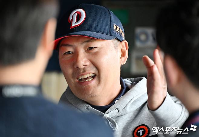 17일 오후 서울 송파구 잠실야구장에서 열리는 '2026 신한 SOL Bank KBO리그' KIA 타이거즈와 두산 베어스의 경기, 두산 김원형 감독이 취재진과 대화를 나누고 있다. 잠실, 김한준 기자