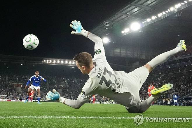 골키퍼 바츠의 페널티킥 선방 순간. [AFP=연합뉴스]