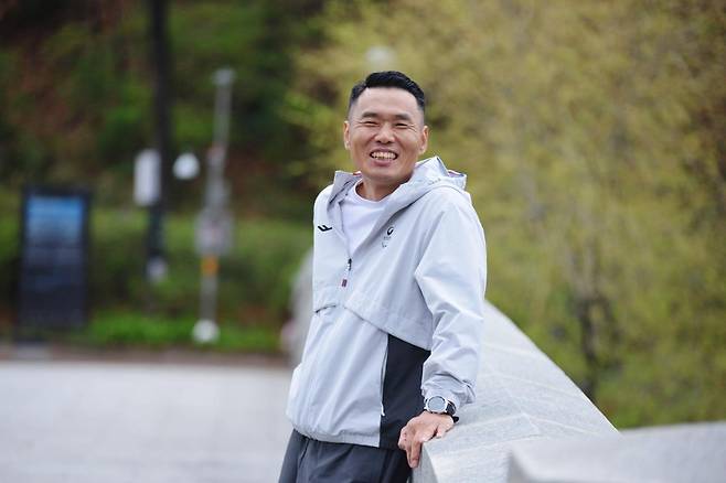 활짝 웃는 신의현 (서울=연합뉴스) 김경윤 기자 = 한국 선수 최초의 동계 패럴림픽 금메달리스트인 신의현이 장애인의 날을 앞두고 서울 올림픽 공원에서 포즈를 취하고 있다. 2026.4.17. cycle@yna.co.kr