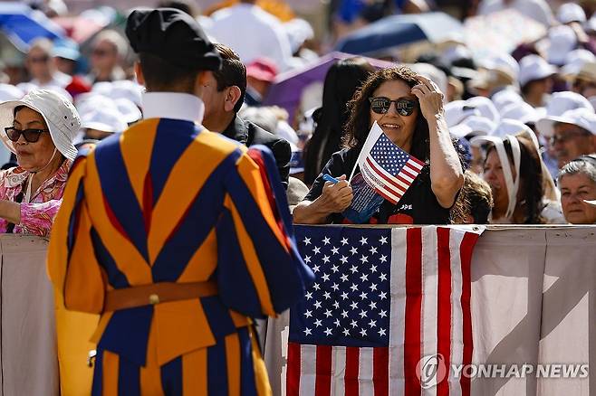 바티칸을 찾은 미국인 가톨릭 신자 [EPA 연합뉴스 자료사진]