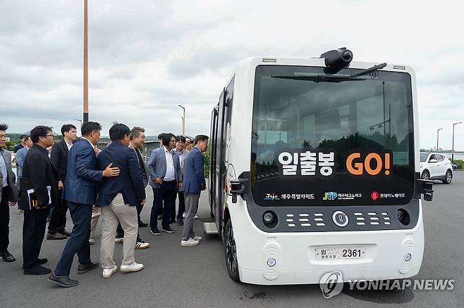 자율주행버스 '일출봉 GO!' 시승식  [제주도 제공. 재판매 및 DB 금지 atoz@yna.co.kr