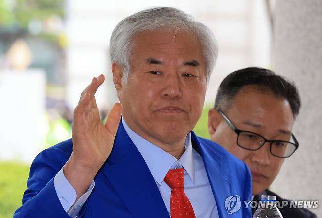 전광훈 목사, 재판 출석 (서울=연합뉴스) 최재구 기자 = 서울서부지법 난동 사태 배후로 지목돼 구속기소 뒤 보석으로 풀려난 전광훈 사랑제일교회 목사가 17일 서울 마포구 서울서부지법에서 열린 재판에 출석하고 있다. 2026.4.17 jjaeck9@yna.co.kr