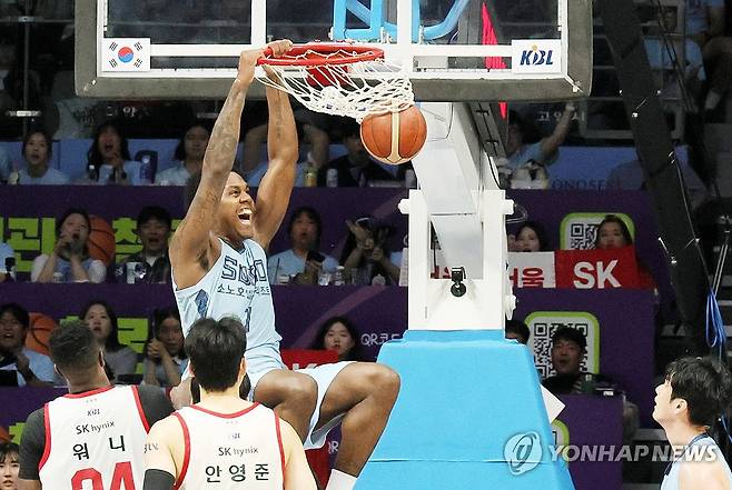 덩크슛 포효 나이트 (고양=연합뉴스) 김병만 기자 = 16일 고양소노아레나에서 열린 프로농구 6강 플레이오프 3차전 소노-SK 경기. 네이던 나이트가 덩크슛을 성공시키고 있다. 2026.4.16 kimb01@yna.co.kr