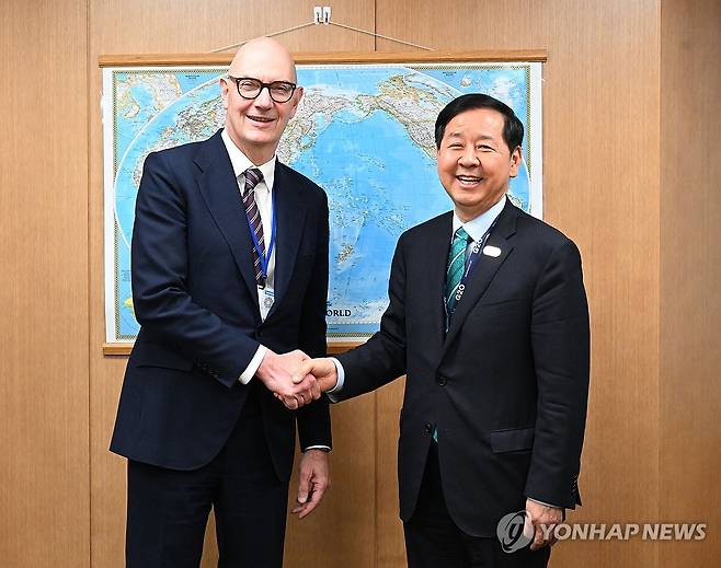 구윤철 부총리, 롤랑 레스퀴르 프랑스 재무장관 면담 (서울=연합뉴스) G20 재무장관회의 및 국제통화기금(IMF) 세계은행(WB) 춘계회의 참석차 미국 워싱턴D.C.를 방문 중인 구윤철 부총리 겸 재정경제부 장관이 15일 오후(현지시간) 국제통화기금(IMF)에서 롤랑 레스퀴르 프랑스 재무장관과 악수하고 있다. 2026.4.16 [재정경제부 제공. 재판매 및 DB 금지] photo@yna.co.kr