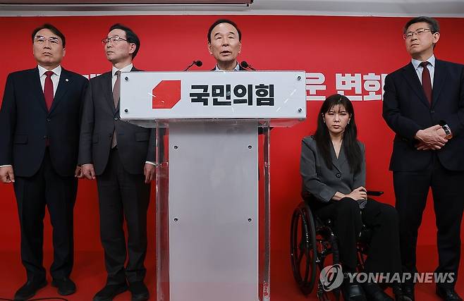 국민의힘 대구시장 후보 추경호·유영하 압축 (서울=연합뉴스) 신현우 기자 = 국민의힘 박덕흠 중앙당 공천관리위원장이 17일 서울 영등포구 여의도 중앙당사에서 대구시장과 충북지사 예비경선 결과를 발표하고 있다.
    대구시장 본경선에 추경호·유영하 예비후보가 진출했다. 충북지사 본경선에는 윤갑근 예비후보가 올라 김영환 현 충북지사와 후보 자리를 다툰다. 2026.4.17 nowwego@yna.co.kr