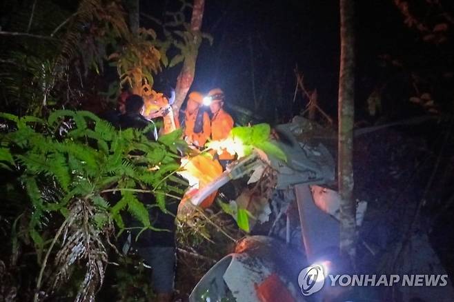 인도네시아 헬기 추락, 승무원·승객 8명 전원 사망 (서칼리만탄주[인도네시아] AP=연합뉴스) 17일(현지시간) 인도 보르네오섬 서칼리만탄주 세카다우 지역 숲에서 구조대원들이 전날 추락한 헬기 잔해를 발견, 살펴보고 있다.