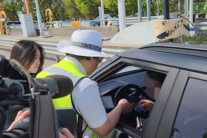 체납차량 단속중인 경찰 [촬영 김준태]