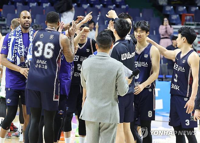 이제 4강이다~ (부산=연합뉴스) 강선배 기자 = 17일 부산 사직체육관에서 열린 2025-2026 프로농구 부산 KCC와 원주 DB 6강 플레이오프 3차전 경기. 98대 89로 DB에 승리한 KCC선수들이 기쁨을 나누고 있다. 2026.4.17 sbkang@yna.co.kr