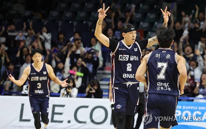 허훈 3점이야~ (부산=연합뉴스) 강선배 기자 = 17일 부산 사직체육관에서 열린 2025-2026 프로농구 부산 KCC와 원주 DB 6강 플레이오프 3차전 경기. KCC 최준용이 허훈의 3점 슛 성공에 손가락 세 개를 들어 보이고 있다. 2026.4.17 sbkang@yna.co.kr