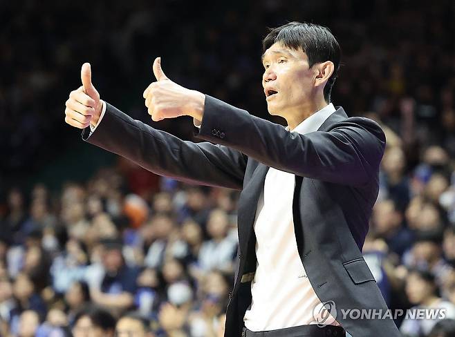 항의하는 김주성 감독 (부산=연합뉴스) 강선배 기자 = 17일 부산 사직체육관에서 열린 2025-2026 프로농구 부산 KCC와 원주 DB 6강 플레이오프 3차전 경기.DB 김주성 감독이 심판 판정에 항의하고 있다.  2026.4.17 sbkang@yna.co.kr