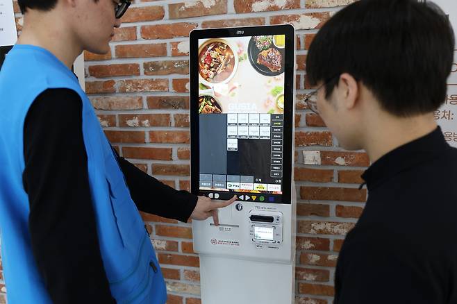 ▲단국대 장애학생 도우미가 학내에 설치된 배리어프리 키오스크 주문을 돕는 모습. /사진제공=단국대