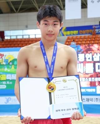 18일 충북 증평군 증평종합스포츠센터에서 열린 제27회 증평인삼배전국장사씨름대회 중등부 경장급(60㎏급)에서 1위를 차지한 안성하(광주중학교)가 기념사진을 찍고 있다.