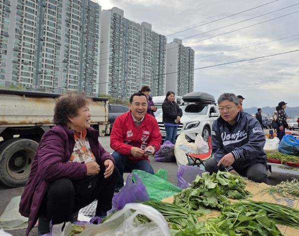 ◇국민의힘 김진태 강원지사 후보는 지난 17일 오전 원주천 둔치에서 열린 원주시 농업인 새벽시장을 찾아 농업인들과 소통했다. 이 자리에는 박정하 국회의원과 시도의원 입지자들도 동참했다.