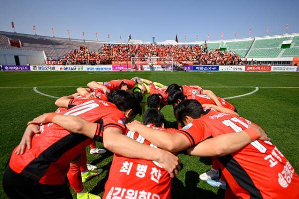 ◇18일 강릉하이원아레나에서 열린 ‘하나은행 K리그1 2026’ 8라운드 강원FC와 전북현대의 경기에 앞서 강원 선수들이 승리를 다짐하고 있다. 사진=강원FC 제공.